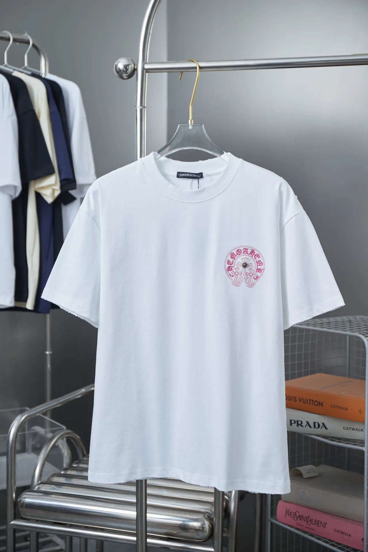🅿️220 Ch*ome Hearte 25SS early spring new style, appliqué embroidered heart cross short sleeves, light luxury, essential item for daily commuting for men and women, correct version, welcome to compare, detailed features · 320g 100% pure cotton double yarn jersey fabric · Custom dyed in the same vat, special thickened 32 pieces double-strand 1X1 thread · Imported Tajima machine embroidery tatami embroidery ➕This cloth patch embroidery · Hand-stitched Croxin hardware accessories · Hand-made fraying of collar, cuffs and hem · Double-needle stitching across seams · Original main mark, washed tag, branded moisture-proof paper packaging Color: Black/White/Pink Size: S/M/L/XL